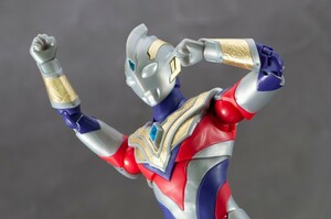 組立済プラモデル「Figure-rise Standard　ウルトラマントリガー（マルチタイプ）」完成品　未使用シール＆全パーツ付属　現在入手困難品！