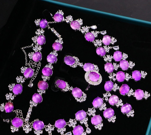 清代　高冰種紫羅蘭翡翠の装身具四件セット