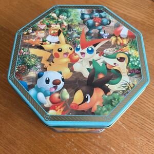 ポケモンセンター　お菓子缶ケース　空缶　/5 ビクティニの果樹園