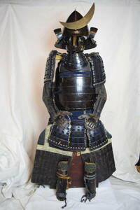 □伊達政宗のような前立のついた黒鉄甲冑　鎧【甲冑・具足・鎧・鉄製・部品・古美術・アンティーク】