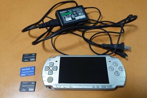 PSP本体 PSP2000アイス・シルバー 中古品 本体＋純正アダプター＋メモリースティック3枚(箱・説明書無し)