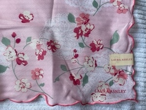 新品★ローラアシュレイ★ハンカチ★周りウエーブ型★きれいピンクお花模様★やや大判★LAURA ASHLEY