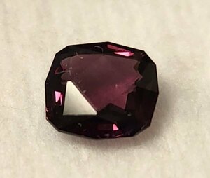 スピネル　ルース　1.91ct　赤紫　AIG鑑別付き