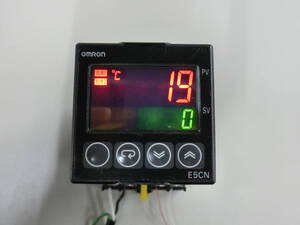 OMRON E5CN-C2TDU 温度調節器 デジタル調節計 電流出力 AC/DC24V P2CF-11付 未使用 001