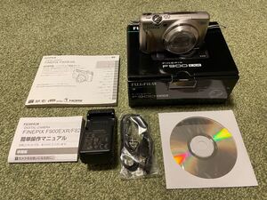 送料込み！美品！ 完動品！FUJIFILM 富士フィルム コンパクトデジタルカメラ FINEPIX F900 EXR シャンパンゴールド おまけ当時カタログ