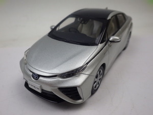 207【S.R】非売・展示品 1/30 TOYOTA MIRAI ミライ カラーサンプル ツートーンプレシャスシルバー ミニカー 箱無 香川発