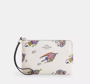 2025春夏最新　US限定　COACH Cosmic Coach Corner Zip Wristlet With Rocket Print　CW864　　LAから本物をお届け！