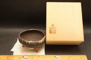 34983 珍品 新品 高級鉢 明治26年創業 直径9cm 瑞宝単光章 渡辺敬深 萬留平 有趣陶苑 釉薬 朱泥 桃花泥 鳥足 盆栽鉢 苔鉢 皿鉢 和鉢 共箱