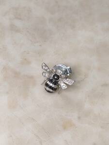 a892 K18wg ダイヤ0.18ct ブラックダイヤ　ハチ　ピンブローチ