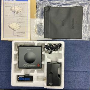 【SONY】未使用 ソニー CD WALKMAN 8cm CD 専用 コンパクト プレーヤー D-82 レトロ