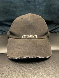 本物ヴェトモンVETEMENTSクラシックロゴ黒色キャップ正規品バレンシアガのデザイナーCAPデムナヴァザリアfreeフリーサイズ帽子ユニセックス