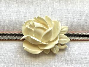 NO.808 帯留め アイボリー 薔薇 花 リメイク品(帯留 帯飾り 和装小物)ハンドメイド品