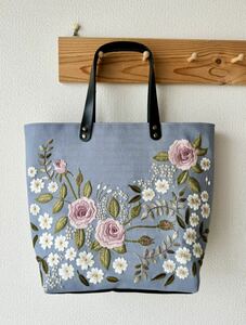 手刺しゅう　トートバッグ　ハンドメイド　花柄　お花の刺しゅう　刺繍バッグ　手刺繍 