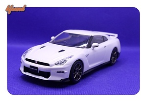 NISSAN R35 GT-R 2024　 日産　プリリアントホワイトパール色　1/32　アオシマ製　プラモデル　完成品！