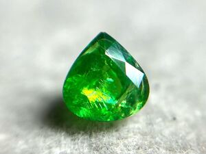 ★100円スタート★ツァボライトガーネット ショッキンググリーン　　0.63ct 5.5x5.2mm ペア天然　宝石　ケニア