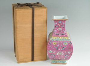 中国　粉彩洋彩　桃色花の図　角形大花瓶　乾隆年製　箱付き