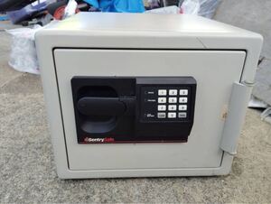 ○D9553 sentry safe セントリー　 耐火金庫 テンキー式　45x42x35○