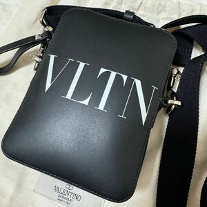 【極美品】VALENTINO GARAVANI ヴァレンティノ VLTN スタッズ ミニショルダーバッグ サコッシュ カメラバッグ レザー 斜め掛け メンズ