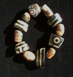 特ZZZ【天珠八仙】〈oldチベタン.Ancient 古いジービーズ.入手骨董仏具店〉..風化 dZi Bead(ブレスレット仕上げ)-全部外して新規作成に!!