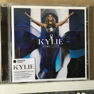 カイリー・ミノーグ　KYLIE「APHRODITE」 ＊2010年リリース・11thアルバム　＊『Aphrodite』の意味は、ギリシャ神話で恋愛・美・豊穣の女神