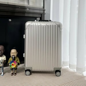 新品未使用 RIMOWA リモワ M 60L キャリーバッグ スーツケース アルミ 4輪 キャリーケース アルミニウム