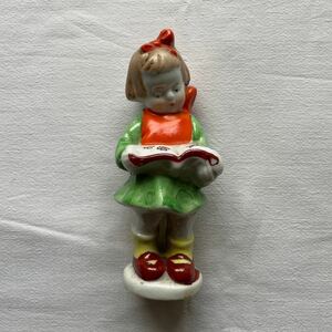 昭和 瀬戸ノベルティ 本を読む女の子 磁器 人形 フィギュリン 里帰り Vintage figurine, girl reading a book stamped JAPAN