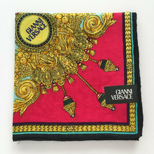 ヴェルサーチ / GIANNI VERSACE ハンカチ　中央オウム柄　ロゴ刺繍　透かし入りブルー生地　赤ピンクふち　金ラメ加工【5657】