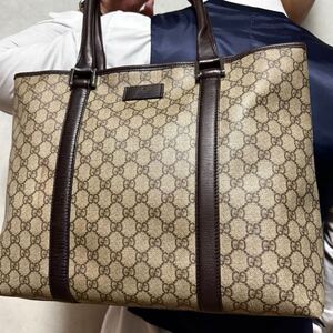 美品/大容量◎ グッチ GUCCI メンズ ビジネス トートバッグ GGスプリーム A4収納 PC収納 肩掛け PVC レザー GG柄 ベージュ ダークブラウン