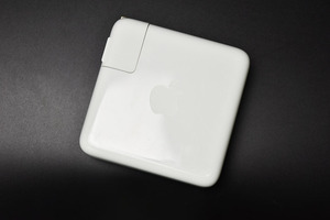 当日発送 Apple USB-C A1947 61W Power Adapter AC アダプタ のみ 充電器　中古品　1-1006-1 MacBook Pro
