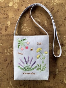 ハンドメイド、手刺繍、「蜜蜂と花のサンプラーのショルダーバッグ」　500mlペットボトル、長財布、収納可能