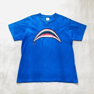 Red Bros. The shark bite sharp fangs. シャーク モチーフ　イラスト　プリント　Tシャツ　ブルー/青　S