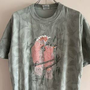 90s Pink Cockatoo オーストラリア製 クルマサカオウム Tシャツ S 総柄 アート イラスト スーベニア 古着 大きめ