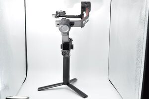 DJI RS 2、3軸手持ちスタビライザー、積載量(試験値)4.5 kg、カーボンファイバー製、1.4インチ フルカラータッチ画面