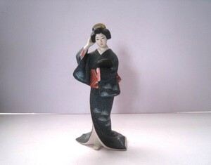 昭和レトロ　日本人形 博多人形 陶器 　身だしなみを整える女性 置物 飾り 和風 インテリア /22N2.15-60
