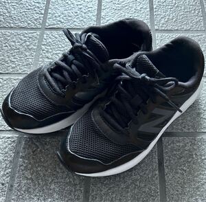 超軽量 美品 new balance ニューバランス 黒 ブラック キッズ シューズ 子供 ローカット スニーカー 靴 通学 22.5 23cm 女の子 男の子