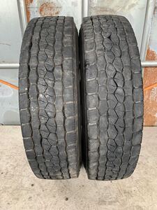 引取り可能！225/90R17.5 BRIDGESTONE M800 19年 11mm 中古トラックタイヤ２本