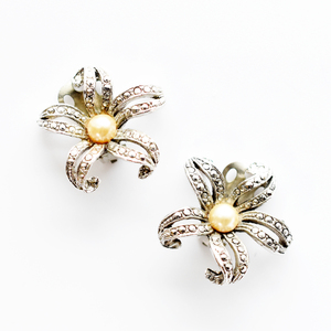 Vintage 1950’s　silvermetal　pearl flowermotif earrings