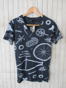 ☆Bershka/ベルシュカ 総柄 Vネック Tシャツ/メンズ/S/スリムフィット☆新品