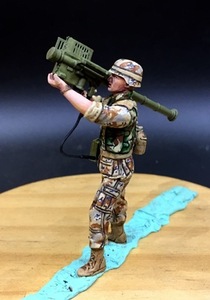 ホビークリエーション Hobby Creation 1/35 スティンガーミサイルの発射姿勢を取る兵士 ( 未組み立て 未塗装 )