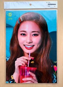 トゥワイス TWICE のツウィTZUYU のラミネート加工写真、A4サイズ　下敷きとしても　Kポップ