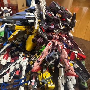 ジャンク箱、ガンプラ、完成品フィギュア、プラモデル、ゾイド等　ガンダム・マクロスF・百式、サザビー、F91 痛み汚れ破損多数あり