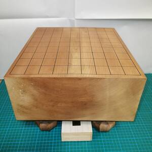 USED◆将棋盤 脚付き 高さ約 247mm 盤厚み137mm 天面寸法 291×330mm 重さ:約 6800g ◆将棋駒 付 へそ 天然木 現状品 詳細不明