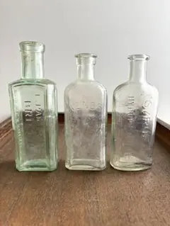 アンティークボトル　ガラスボトル　薬瓶　3本セット　エンボス