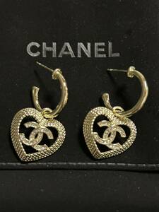 CHANEL ハート型ピアス