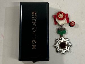 1017【中古品　勲章　勲四等旭日小受章　　】詳細不明