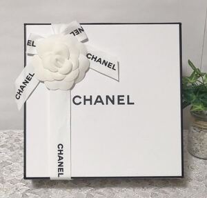 シャネル「 CHANEL 」小物用空箱 (1580) 正規品 付属品 ロゴ薄紙あり 磁石で開閉 ホワイト リボン・カメリア付き 20×19.5×6.5cm