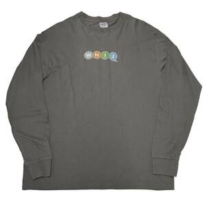 希少【90s Y2K ビンテージ WNIJ 89.5 NEWS FM ラジオ局 ロゴ 長袖 Tシャツ ロンT GILDAN ギルダン】アメリカ USA 吹き出しロゴ チャコール