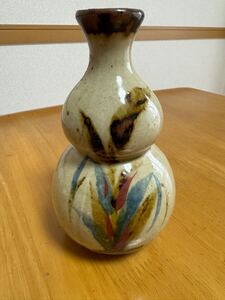 未使用美品　沖縄壺屋焼　在銘　草紋様ゆしびん嘉瓶　琉球　花瓶花器などにも