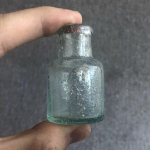 銀化 ガラス瓶 薬瓶 染料 エンボス 気泡 ゆらゆら 骨董 大正 昭和レトロ アンティーク 古道具