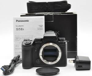 ＜極上美品！！＞　Panasonic　パナソニック　LUMIX DC-S5M2X ボディ　※ショット数、１７３回！！※ ♪あるとうれしい元箱＆説明書付き♪ 